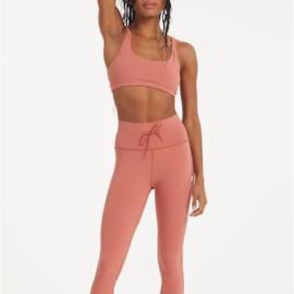 VUORI WOMEN’S SPORTS BRA, SALMON PINK/ RED, SIZE-L